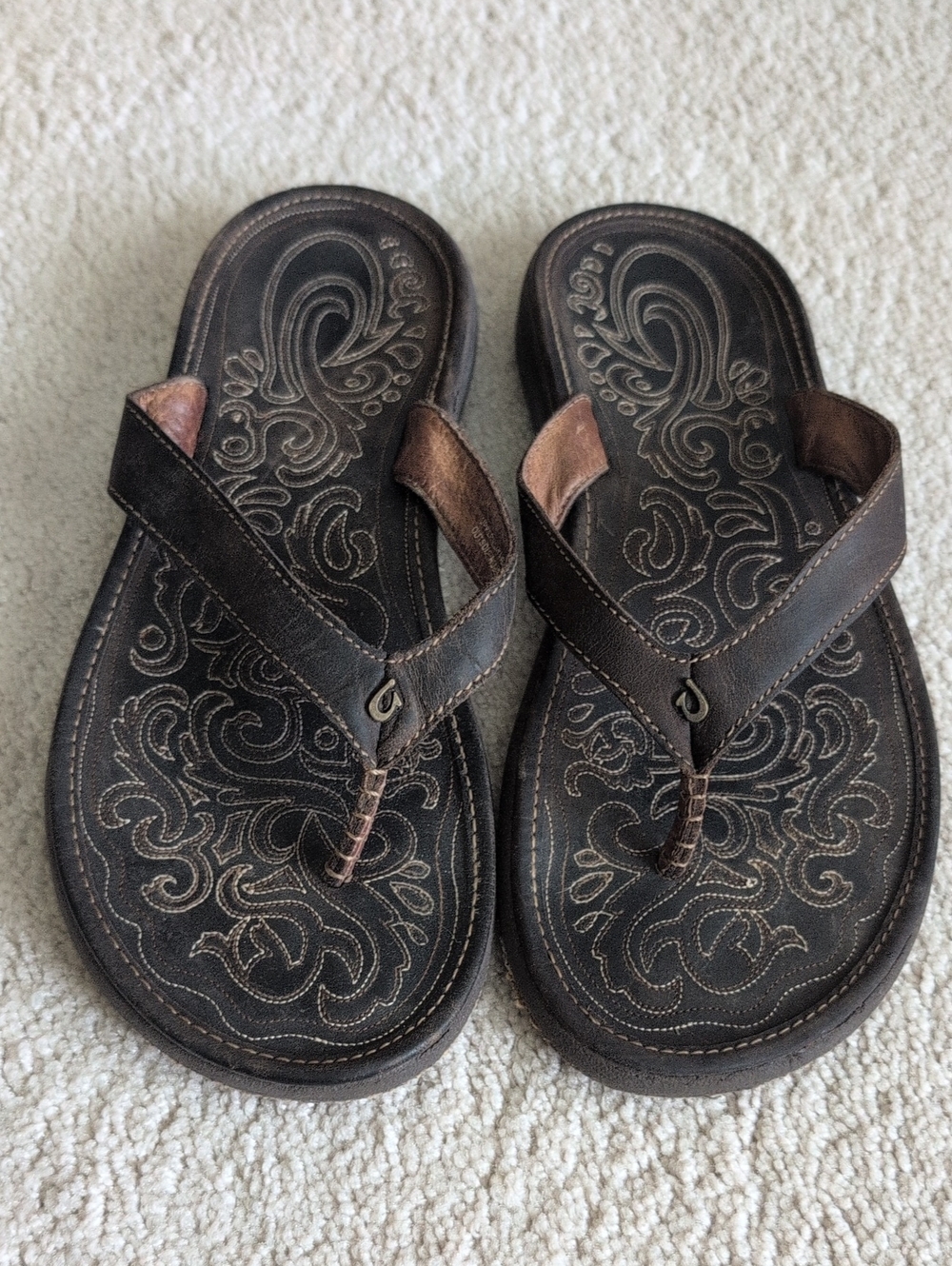 OluKai Women's Brown Paniolo Premium Leather Embossed Thong Sandals Size 8 - Picture 3 of 7